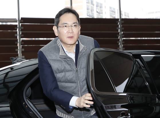 Samsung Electronics Executive Chairman Lee Jae-yong leaves for the UAE at the Gimpo International Airport in February. [NEWS1]