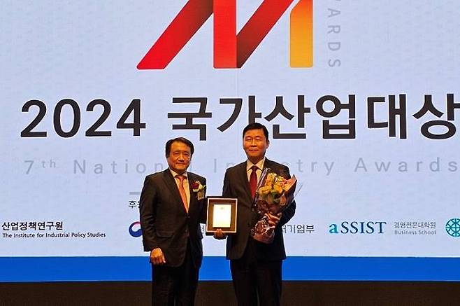 황현주 에스알(SR) 전략기획본부장이 18일 서울 양재동 엘타워에서 열린 ‘2024 국가산업대상’에서 3년 연속 정보보안 부문 대상을 대표로 수상하고 있다. 에스알 