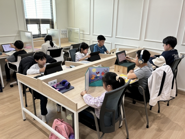 초등학생 아이들이 18일 경기도 남양주 상상누리터 진접소망센터에서 저마다 공부하고 있다.