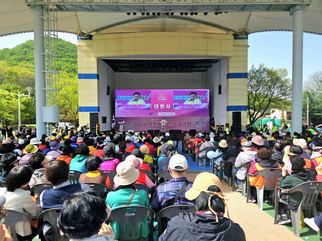 18일 오전 인천 남동구 인천대공원 어울큰마당에서 열린 ‘2024 자원봉사 한마음대회’에서 이대형 인천시자원봉사센터 이사장이 대회사를 하고 있다. 박귀빈기자