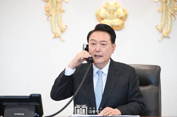 ▲ 인도네시아 대통령 당선인과 17일 통화하고 있는 윤석열 대통령. 사진=대통령실