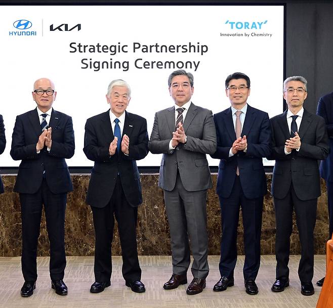 왼쪽부터 오야 미쓰오 도레이그룹 사장, 닛카쿠 아키히로 도레이그룹 회장, 장재훈 현대자동차 사장, 송호성 기아 사장, 송창현 현대차 AVP본부 사장. 현대차그룹