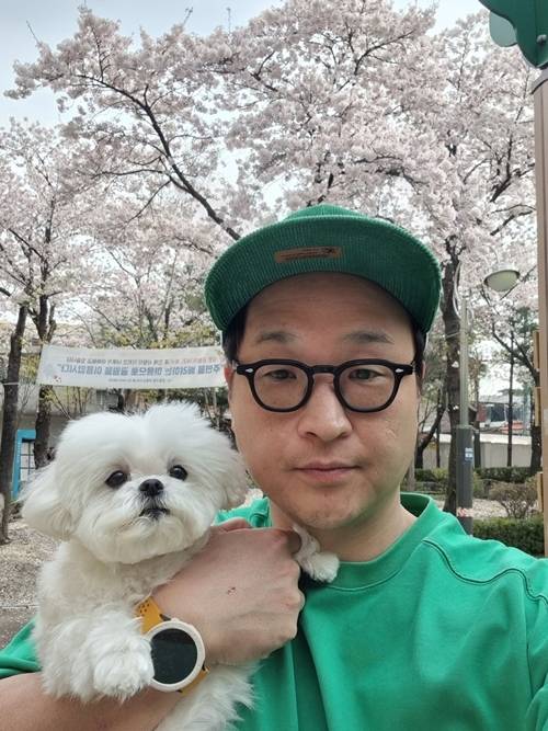 ‘동네 단짝 형’의 매력을 자랑하는 배우 구성환에게 숨겨진 가족이 있다. 세상에 둘 도 없이 소중한 존재이자, 존재만으로 사랑스러운 반려견 꽃분이가 그 주인공이다. / 사진 = 구성환