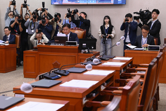 與없이…　   소병훈 국회 농림축산식품해양수산위원회 위원장이 18일 오전 국민의힘 의원들이 불참한 가운데 윤석열 대통령이 재의요구권을 행사한 이후 더불어민주당이 다시 발의한 ‘제2 양곡관리법 개정안’ 등 5건의 안건을 상정·통과시키고 있다. 곽성호 기자