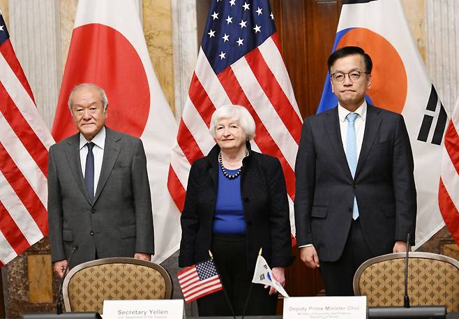 주요20개국(G20)재무장관회의 및 국제통화기금(IMF)/세계은행(WB) 춘계회의 참석차 미국 워싱턴을 방문중인 최상목 부총리 겸 기획재정부 장관이 17일(현지시간) 미국 재무부에서 열린 ‘제1차 한·미·일 재무장관 회의’에 참석, 회의시작에 앞서 재닛 옐런 미국 재무장관, 스즈키 슌이지 일본 재무장관과 함께 기념사진을 찍고 있다. [기획재정부 제공]
