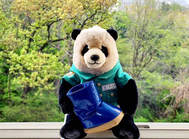 사육사 옷 입은 푸바오 인형이 최근 만들어졌다. 쌍둥이 동생의 행복을 위해 몸소 뛴다는 느낌이다.