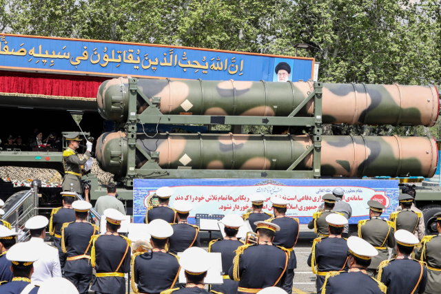17일(현지시간) 이란 수도 테헤란에서 열린 연례 육군의 날 기념식에서 이란 군 트럭이 S-300 방공 미사일 시스템의 일부를 운반하고 있다. [AFP 연합]