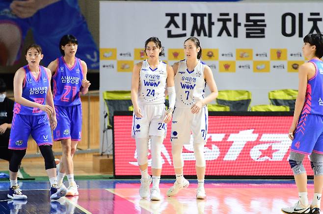 우리은행 시절 김소니아(왼쪽)와 박혜진. WKBL 제공