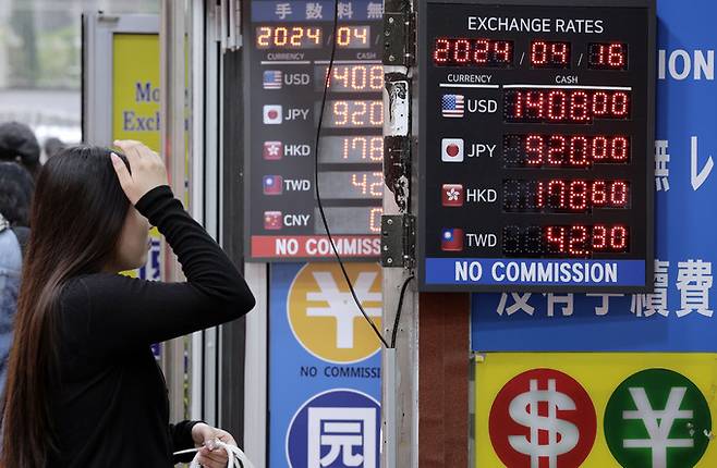 연일 달러 강세를 보이고 있는 16일 서울 명동의 환전소에서 원·달러 환율이 1,408원에 거래되고 있다.&nbsp; &nbsp;뉴시스