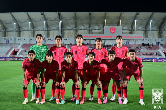 23세 이하(U23) 축구 대표팀 선수들이 17일(한국시간) 카타르 도하 압둘라 빈 칼리파 스타디움에서 열린 2024 아시아축구연맹(AFC) U23 아시안컵 B조 조별리그 1차전 UAE와의 경기에서 기념 촬영을 하고 있다. 뉴스1