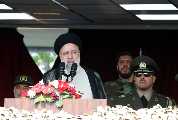 에브라힘 라이시 이란 대통령 - 에브라힘 라이시 이란 대통령이 2024년 4월 17일(현지시간) 이란 테헤란의 한 군부대에서 열린 연례 군의 날 기념 행사에서 연설하고 있다. 이란 국영 언론에 따르면, 라이시 대통령은 최근 이스라엘을 향해 시작된 공격을 ‘제한적’이고 ‘처벌적’이라고 표현했으며, 이란에 대한 어떠한 공격 행위도 ‘강력하고 격렬한’ 대응으로 처리될 것이라고 덧붙였다. 이란의 이슬람혁명수비대(IRGC)는 지난 13일 늦게 이스라엘을 향해 350기 이상의 드론과 미사일 등을 발사했다. / 사진=EPA 연합뉴스