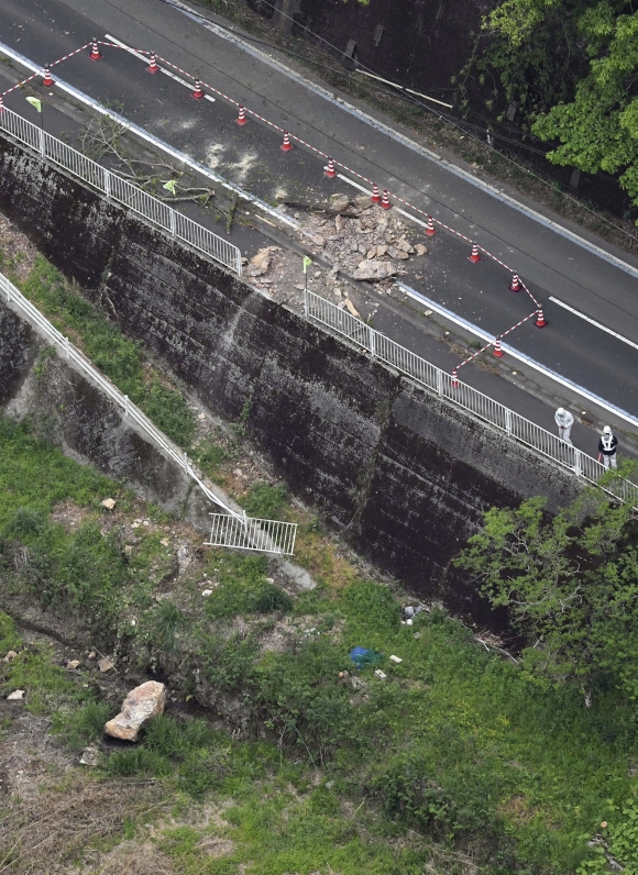 일본 서부 지진, 낙석으로 파손된 도로 - 18일 일본 서부 에히메현 오즈의 도로에 전날 발생한 지진으로 돌이 굴러떨어져 있다. 일본 기상청은 전날 밤 11시14분쯤 규슈와 시코쿠 사이 해협에서 강진이 발생했다고 밝혔다. 오즈 AP 뉴시스