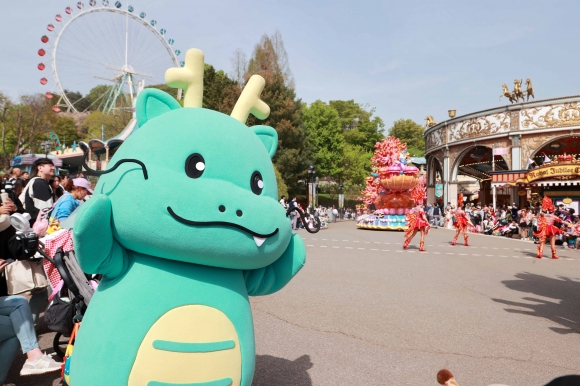 조아용이 청룡의 해 기념 이벤트의 하나로 에버랜드 퍼레이드에 출연한다. 용인시 제공