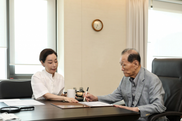 아워홈 마곡 본사에서 딸 구지은 부회장(왼쪽)과 집무를 보고 있는 故 구자학 회장./사진제공=아워홈