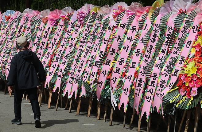 4월17일 오전 국회 헌정회관 앞에 국민의힘 한동훈 전 비상대책위원장을 응원하는 화환이 놓여있다. ⓒ연합뉴스