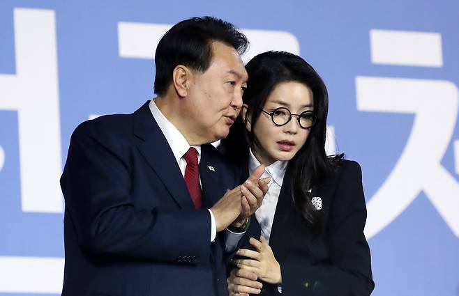 윤석열 대통령과 부인 김건희 여사가 2023년 10월13일 전남 목포종합경기장에서 열린 제104회 전국체육대회 개회식에서 대화하고 있다. ⓒ대통령실 제공