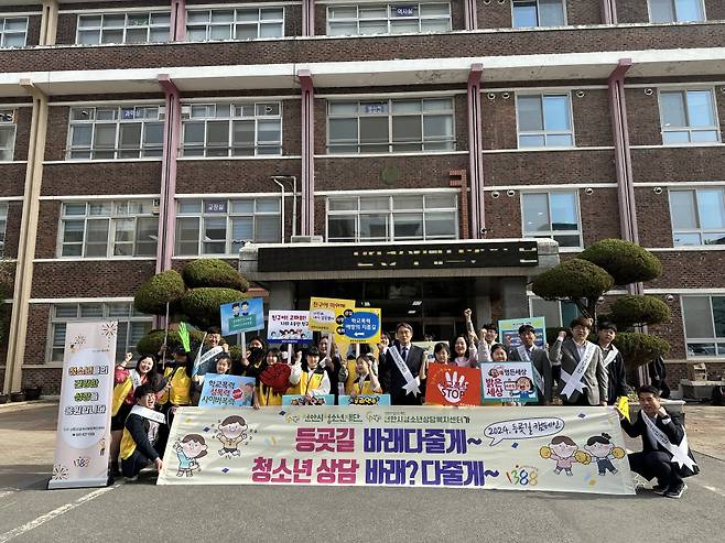 (재)천안시청소년재단의 초등학교 등교길 학교폭력예방 등굣길 캠페인 진행 모습ⓒ천안시 제공