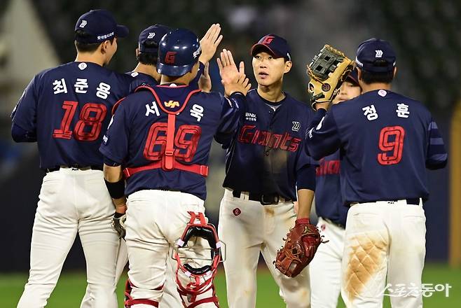 18일 서울 잠실야구장에서 열린 ‘2024 신한 SOL 뱅크 KBO리그’ LG 트윈스와 롯데 자이언츠의 경기에서 9-2로 승리한 롯데 선수들이 기쁨을 나누고 있다. 잠실 | 주현희 기자 teth1147@donga.com