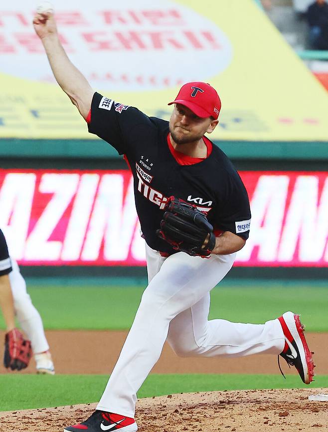 ▲ 크로우는 자신의 SNS를 통해 “오늘 일어났던 일에 대해서 사과드리고자 글을 올리게 되었습니다. 우선 공에 맞은 최정 선수에게 사과드리고 절대 고의가 아니였음을 알아주셨으면 좋겠습니다"고 글을 남겼다. ⓒ연합뉴스