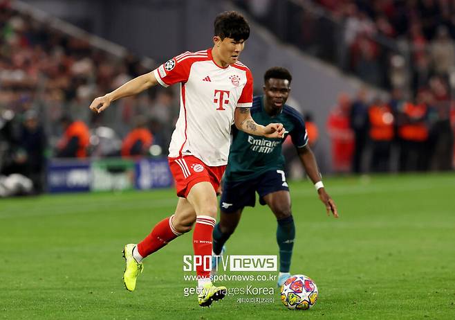 ▲ 김민재가 투입되자마자, 아스날이 프리킥 찬스를 얻어냈다. 곧바로 뮌헨 수비수들은 수비 대형을 갖췄다. 그런데 김민재가 위치 선정에 애를 먹으며 허둥지둥댔다. 이때 다이어가 김민재를 혼내며 자신의 쪽으로 붙을 것을 강력하게 지시했다. 이에 축구 팬들은 흥미롭다는 반응을 보였다. 불과 이번 시즌 직전까지만 해도 다이어가 김민재를 혼내는 그림은 아무도 상상을 하지 못했기 때문이다.