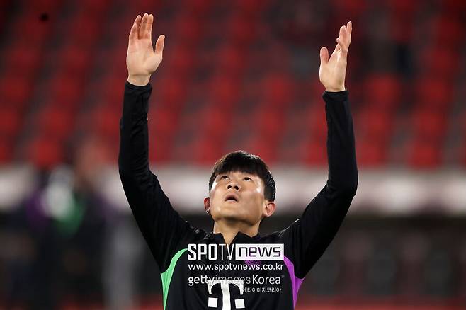 ▲ 김민재가 투입되자마자, 아스날이 프리킥 찬스를 얻어냈다. 곧바로 뮌헨 수비수들은 수비 대형을 갖췄다. 그런데 김민재가 위치 선정에 애를 먹으며 허둥지둥댔다. 이때 다이어가 김민재를 혼내며 자신의 쪽으로 붙을 것을 강력하게 지시했다. 이에 축구 팬들은 흥미롭다는 반응을 보였다. 불과 이번 시즌 직전까지만 해도 다이어가 김민재를 혼내는 그림은 아무도 상상을 하지 못했기 때문이다.