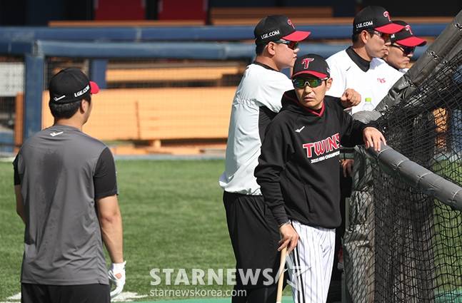 [포토] 염경엽 감독 '문보경 오늘도 부탁해'