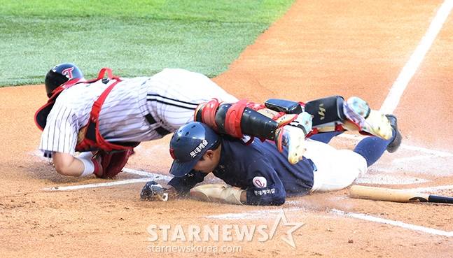 [포토] 롯데 황성빈 '연패 끊는 허슬플레이'