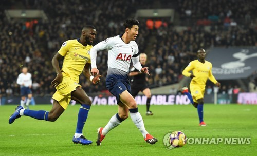 축구용품 전문 사이트 푸티 헤드라인즈가 18일(한국시간) 토트넘 홋스퍼의 2024-2025시즌 새 홈 유니폼 디자인 유출 샷을 공개했다. 평소보다 남색이 굉장히 많아졌다. 연합뉴스