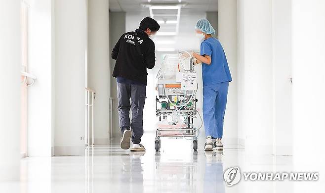 '괜찮을 거야 아가' (대구=연합뉴스) 윤관식 기자