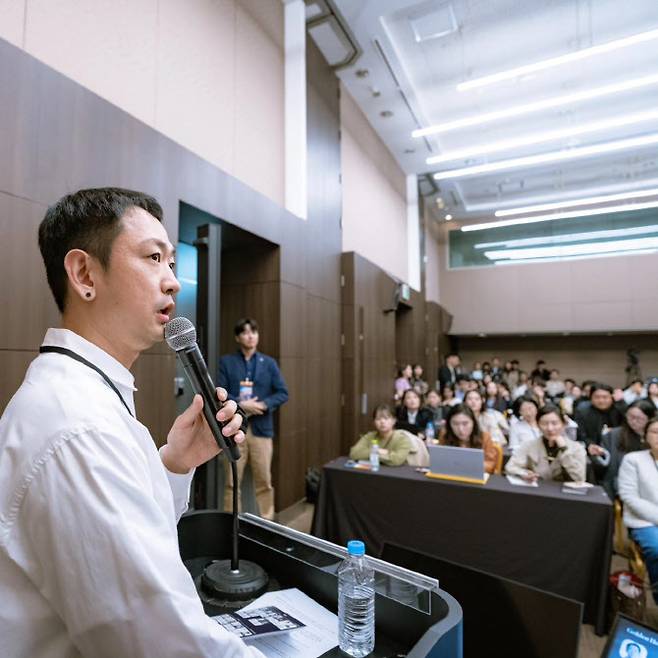 박진우 성수교과서 대표가 성수동 상권에 대해 강연을 진행하고 있다. (사진=성수교과서)