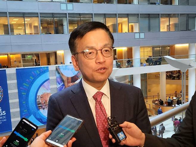 국제통화기금(IMF)·세계은행(WB) 연차총회 참석 등을 위해 미국을 방문 중인 최상목 부총리 겸 기획재정부 장관이 18일(현지시간) 워싱턴 DC의 IMF 본부 건물에서 한국 특파원들과 문답을 하고 있다.(사진=연합뉴스)