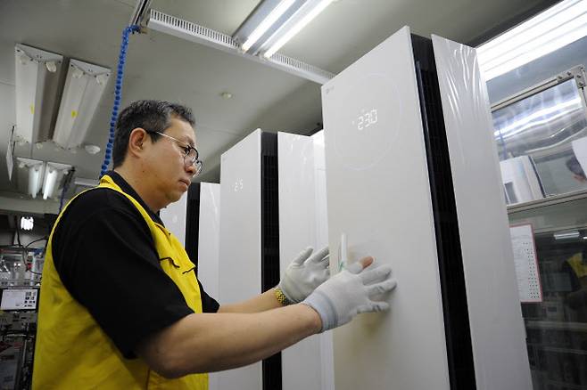 LG전자 직원이 경남 창원 LG스마트파크 에어컨 생산라인에서 ‘LG 휘센 에어컨’을 생산하고 있다. (사진=LG전자)