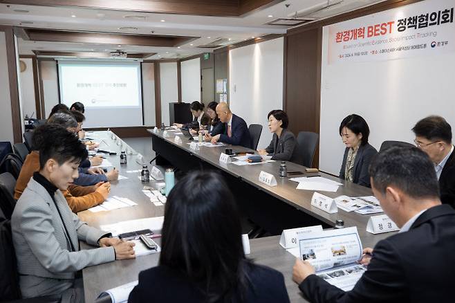 한화진 환경부장관이 19일 서울시 동자동 스페이스쉐어 서울역센터에서 ‘환경개혁 BEST 정책협의회’를 주재하고 있다. 사진=환경부.