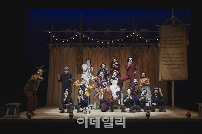 국립극단 연극 ‘스카팽’의 한 장면. 장애인 관객을 위한 접근성 회차 공연으로 수화 통역사들이 배우들과 함께 연기를 하고 있다. (사진=국립극단)