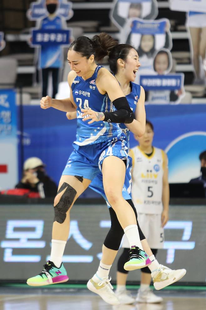 2020-2021시즌 아산 우리은행에서 함께 뛰던 시절 김소니아(왼쪽)와 박혜진