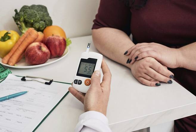 최근에는 'MZ세대'로 불리는 20대와 30대 젊은층 사이에서 '혈당 변화'를 통한 체중 감량 방법이 주목받고 있다. [사진=클립아트코리아]