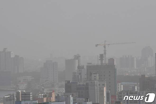 이틀째 황사 영향을 받고 있는 18일 오후 경북 포항시 전역이 희뿌연 미세먼지에 뒤덮여 있다. 이날 오후 4시 현재 포항지역 미세먼지 농도는 354㎍/m³로 매우 나쁨 수준을 기록했다. 2024.4.18/뉴스1 ⓒ News1 최창호 기자