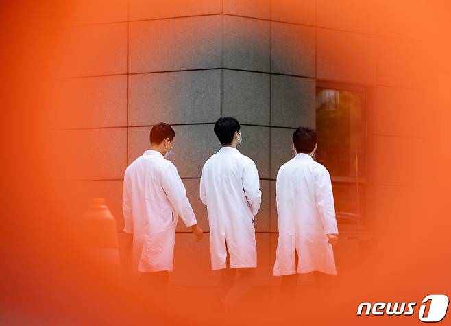 정부의 의대 정원 확대에 반발하는 전공의를 비롯한 의료계의 집단행동이 이어지고 있는 16일 서울 소재의 한 대학병원에서 의료진들이 발걸음을 옮기고 있다. 2024.4.16/뉴스1 ⓒ News1 이재명 기자