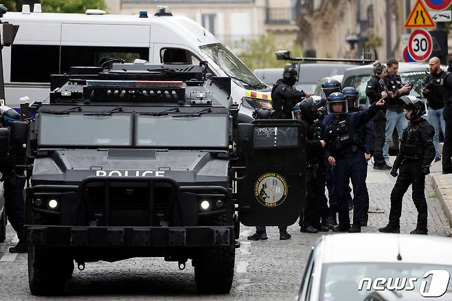 19일(현지시간) 프랑스 파리 주재 이란 영사관 앞에서 특수경찰이 일대 지역을 봉쇄하고 있다. 이날 영사관에서는 한 남성이 자폭 테러를 하겠다며 위협하는 일이 발생했다. 2024.04.19/ ⓒ 로이터=뉴스1 ⓒ News1 권진영 기자