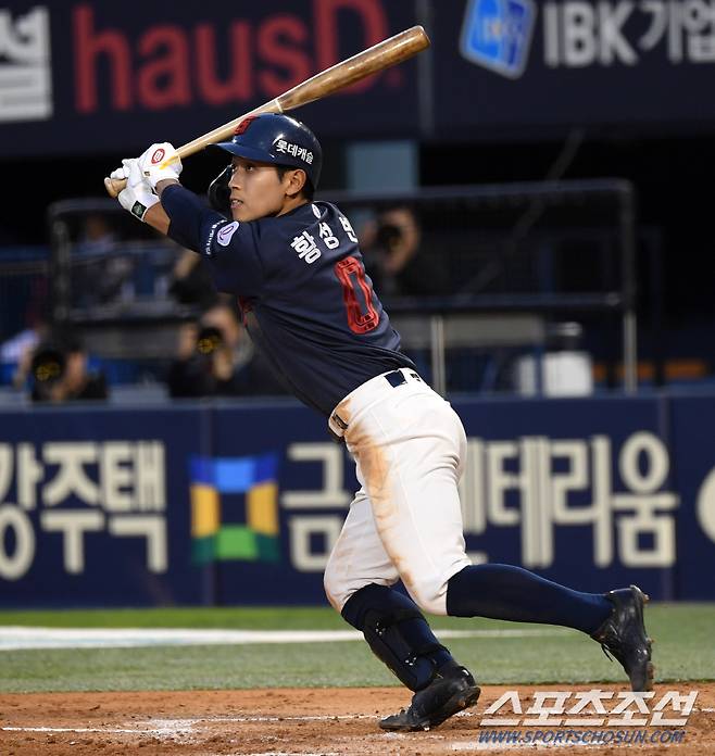 18일 잠실구장에서 열린 LG 트윈스와 롯데 자이언츠의 경기. 롯데 황성빈이 타격하고 있다. 잠실=박재만 기자 pjm@sportschosun.com/2024.04.18/