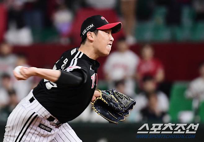 19일 인천 SSG랜더스필드에서 열린 KBO리그 SSG와 LG의 경기. 투구하고 있는 LG 박명근. 인천=송정헌 기자songs@sportschosun.com/2024.04.19/