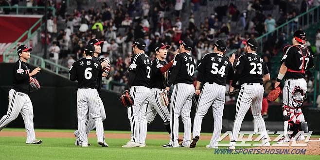 19일 인천 SSG랜더스필드에서 열린 KBO리그 SSG와 LG의 경기. LG가 SSG에 승리했다. 경기 종료 후 승리의 기쁨을 나누고 있는 LG 선수들. 인천=송정헌 기자songs@sportschosun.com/2024.04.19/