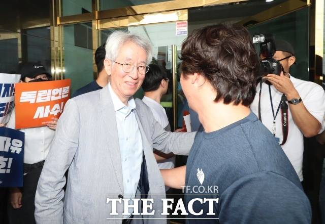 지난 대선 당시 윤석열 대통령의 명예를 훼손했다는 의혹과 관련해 뉴스타파 기자들에 대한 공판기일 전 증인 신문이 서울서부지법과 수원지법 성남지원에서 각각 열린다. 김용진 뉴스타파 대표가 지난해 9월 14일 오전 서울 중구 뉴스타파 본사 안으로 들어가고 있다. /뉴시스