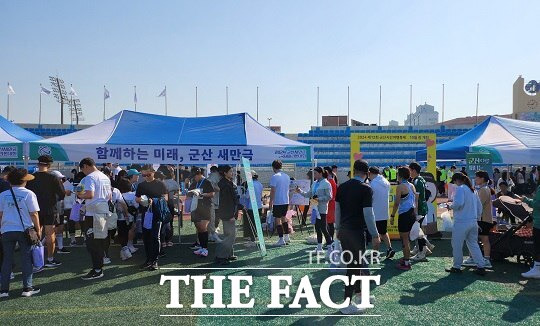 군산시가 지난 14일 군산새만금국제마라톤대회가 열린 월명종합경기장에서 '함께하는 미래, 군산 새만금‘ 홍보부스를 운영했다./군산시