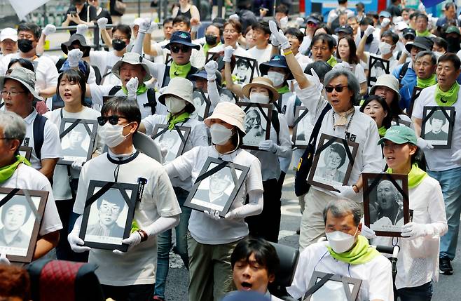 민족민주열사-희생자 범국민추모위원회가 지난 6월 10일 서울 종로에서 윤석열 정부 규탄, 민주유공자법 제정 촉구 행진을 하고 있다./뉴시스