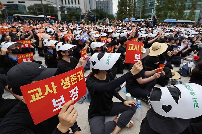 서울 서초구의 한 초등학교에서 발생한 교사 사망 사건과 관련해 22일 오후 서울 종로구 보신각 인근에서 열린 추모식에서 참가자들이 구호를 외치고 있다. /연합뉴스