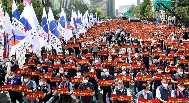 은행원들이 고객 돈을 횡령하고, 고객 비밀 정보를 이용해 주식투자로 부당이득을 취하고, 영업실적을 위해 고객 서류를 위조하는 등 각종 금융비리가 잇따르고 있다. 사진은 지난해 9월 대다수가 은행원들인 금융노조 조합원들이 거리로 몰려나와 정년 65세 연장, 임금 인상을 요구하며 총파업을 벌인 장면. /뉴스1