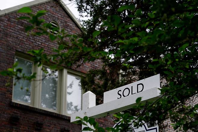 미국 워싱턴의 한 주택에 판매완료라는 표지판이 세워져 있다. /연합뉴스