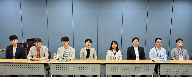 한국생물공학회 신진연구자 8명이 18일 경남 창원시에서 열린 '2024 한국생물공학회 춘계학술대회'에서 기자간담회를 하고 있다./한국과학기자협회