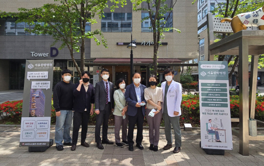 대전대 서울한방병원은 매주 수요일 송파구 문정법조타운에서 직장인들을 대상으로 바른자세 캠페인을 진행한다. 대전대 제공